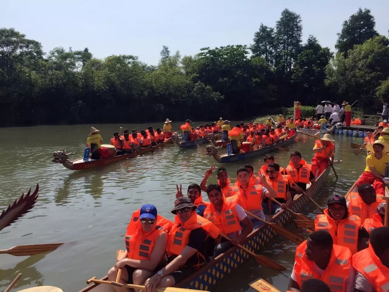 Foreigners can paddle dragon boats to Duanwu Festival