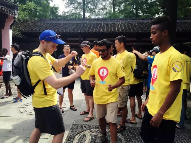 Foreigners can paddle dragon boats to Duanwu Festival