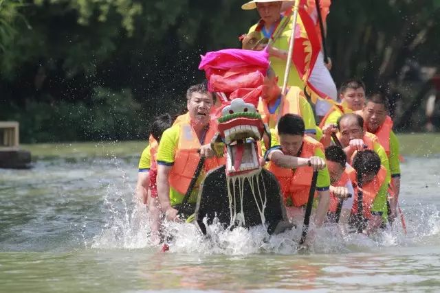 Foreigners can paddle dragon boats to Duanwu Festival