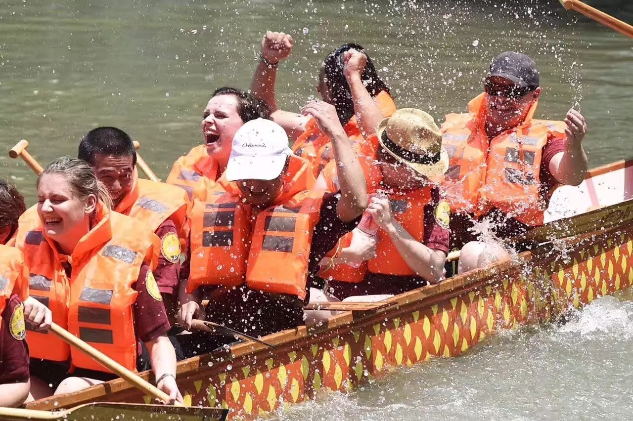 Foreigners can paddle dragon boats to Duanwu Festival