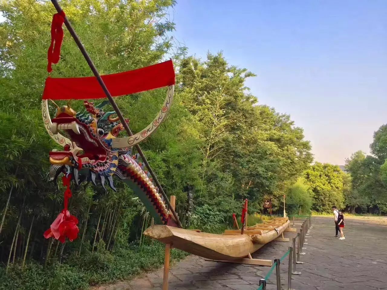 Foreigners can paddle dragon boats to Duanwu Festival