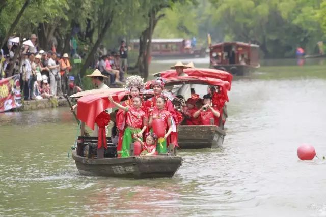 Foreigners can paddle dragon boats to Duanwu Festival