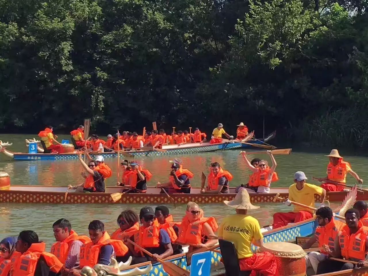 Foreigners can paddle dragon boats to Duanwu Festival