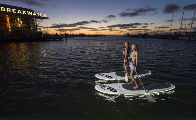 珀斯水上运动新玩法，自从有了SUP paddleboarding，日落海岸真的变了样！