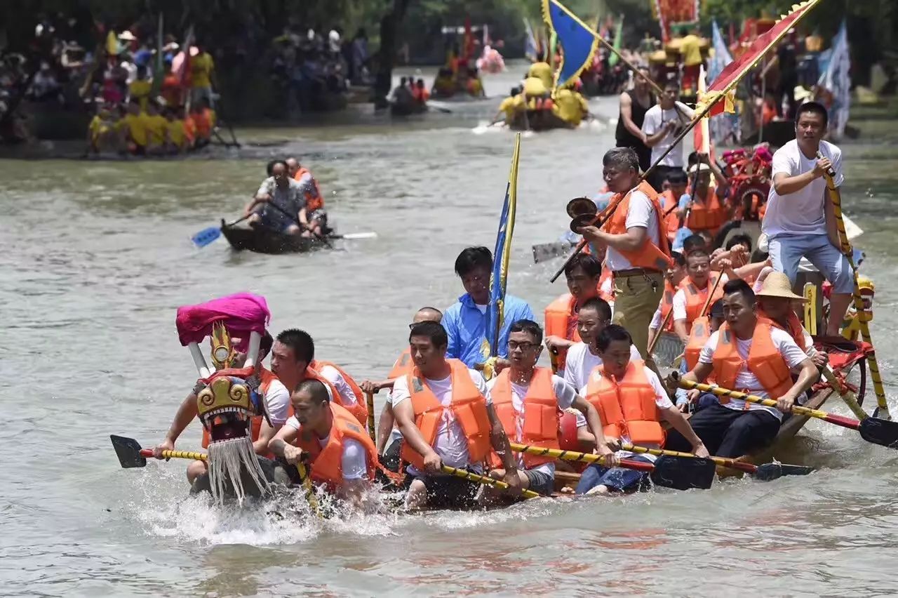 Foreigners can paddle dragon boats to Duanwu Festival