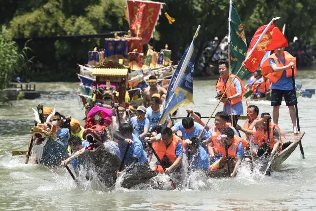 Foreigners can paddle dragon boats to Duanwu Festival