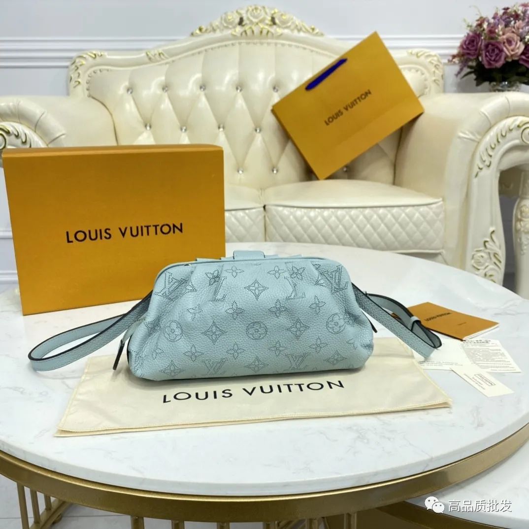 ​SCALA LV迷你手袋Louis Vuitton Scala 迷你手袋向帷幔褶裥采Monogram 图案穿孔撷灵感