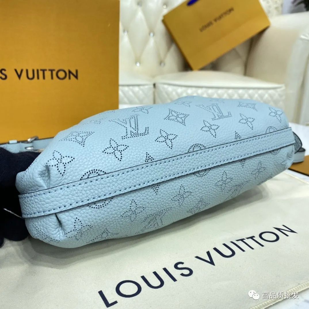 ​SCALA LV迷你手袋Louis Vuitton Scala 迷你手袋向帷幔褶裥采Monogram 图案穿孔撷灵感