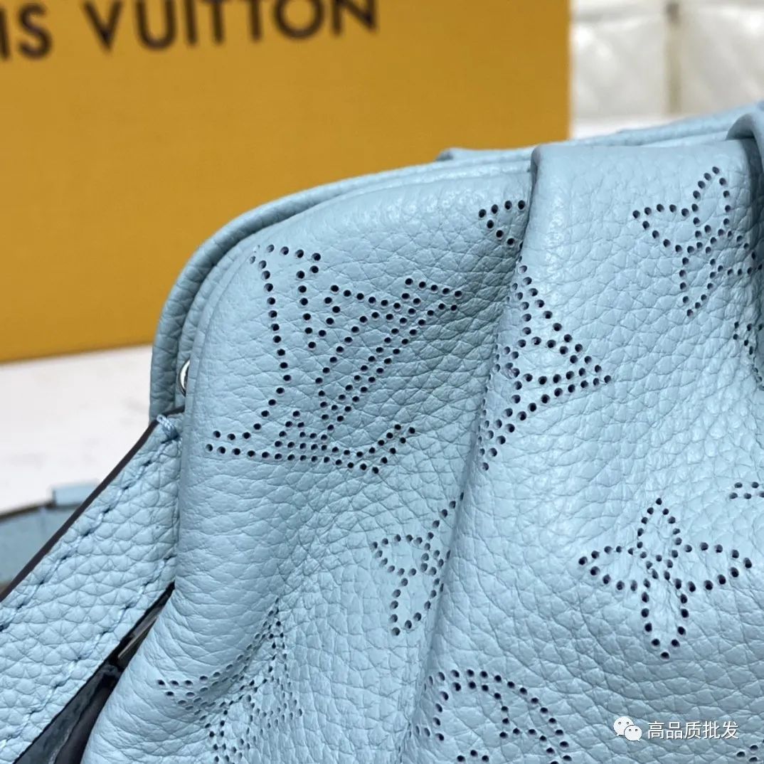 ​SCALA LV迷你手袋Louis Vuitton Scala 迷你手袋向帷幔褶裥采Monogram 图案穿孔撷灵感