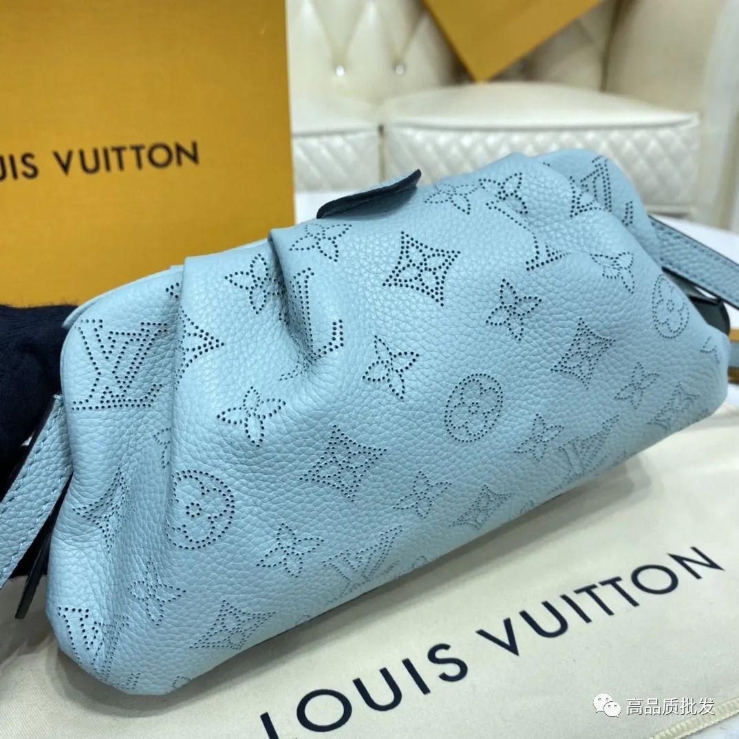 ​SCALA LV迷你手袋Louis Vuitton Scala 迷你手袋向帷幔褶裥采Monogram 图案穿孔撷灵感