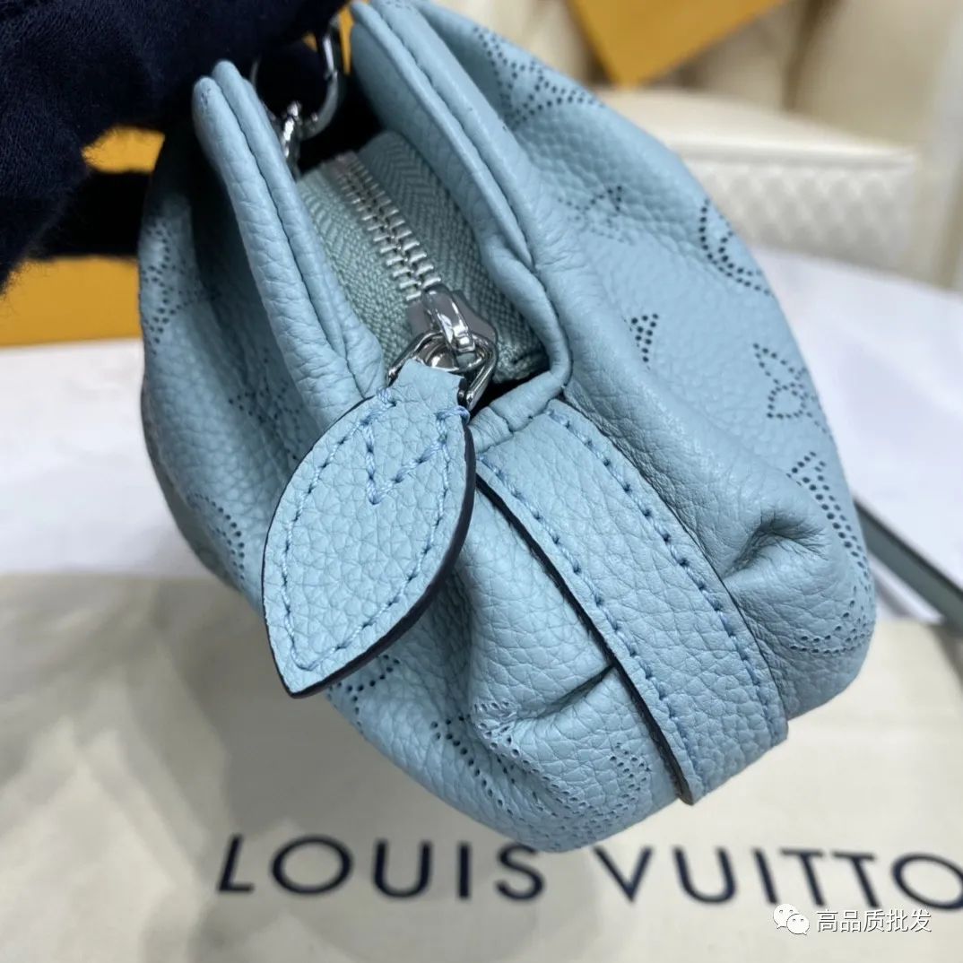 ​SCALA LV迷你手袋Louis Vuitton Scala 迷你手袋向帷幔褶裥采Monogram 图案穿孔撷灵感