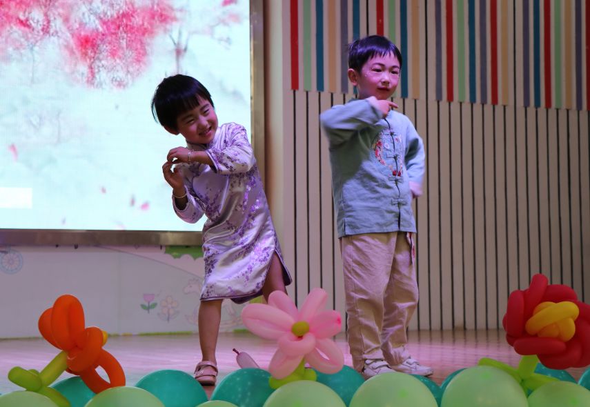 新干县城南幼儿园中班组《大自然语言之春》幸福大巴主题表演