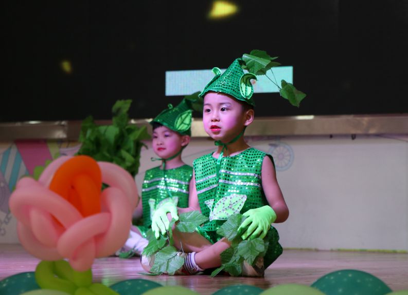 新干县城南幼儿园中班组《大自然语言之春》幸福大巴主题表演