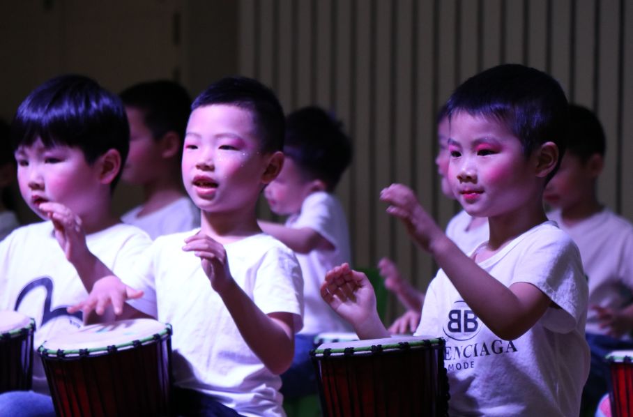 新干县城南幼儿园中班组《大自然语言之春》幸福大巴主题表演