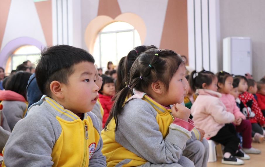 新干县城南幼儿园中班组《大自然语言之春》幸福大巴主题表演