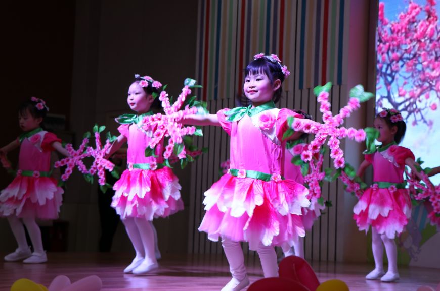 新干县城南幼儿园中班组《大自然语言之春》幸福大巴主题表演