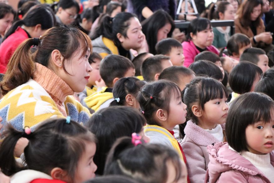 新干县城南幼儿园中班组《大自然语言之春》幸福大巴主题表演