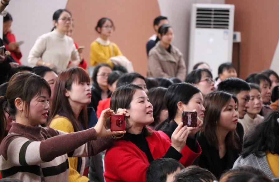 新干县城南幼儿园中班组《大自然语言之春》幸福大巴主题表演