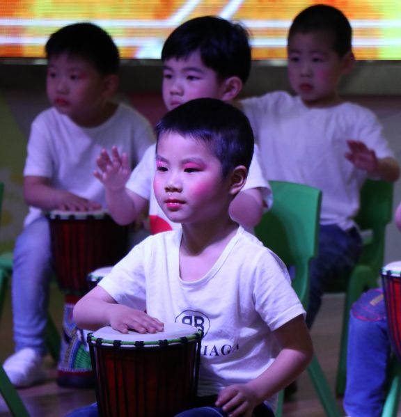 新干县城南幼儿园中班组《大自然语言之春》幸福大巴主题表演