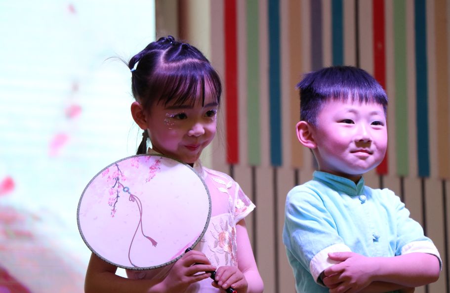 新干县城南幼儿园中班组《大自然语言之春》幸福大巴主题表演