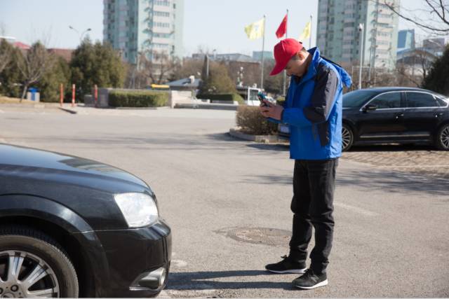 这款商业智能终端，在改变城市道路旁停车收费原始的现状。