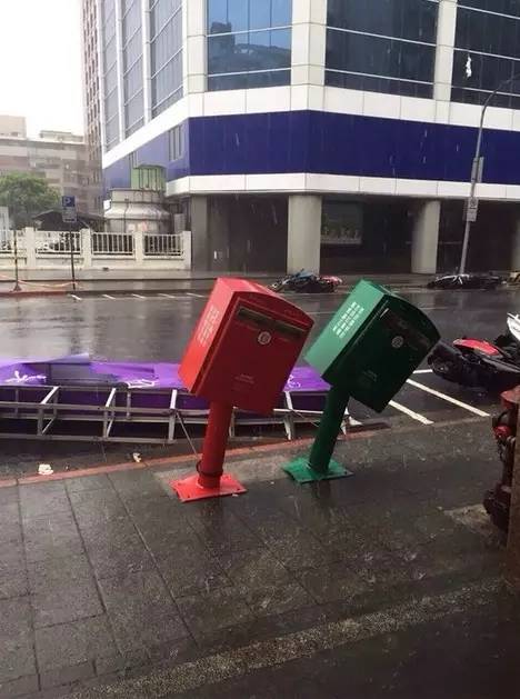 [VIDEO] Inside a Tornado, and the Aftermath of Typhoon Soudelor