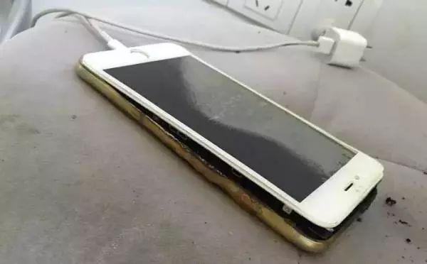 iPhone买一送一！这恐怕是苹果史上最惨的一次...