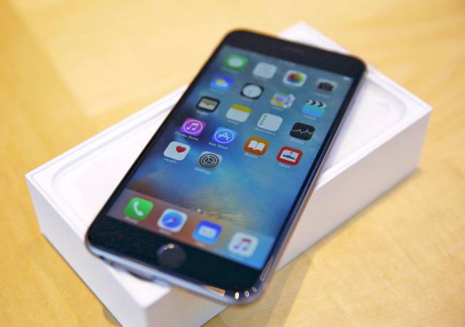 苹果承认限制老款iPhone性能！果粉炸了…