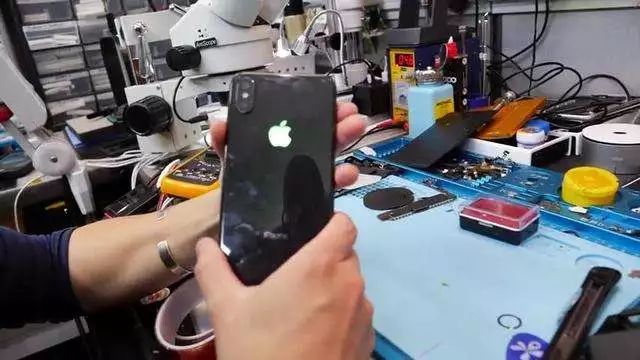 iPhone X遭华强北蹂躏：彩光的苹果Logo惊呆老外！