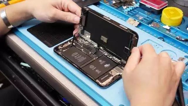 iPhone X遭华强北蹂躏：彩光的苹果Logo惊呆老外！