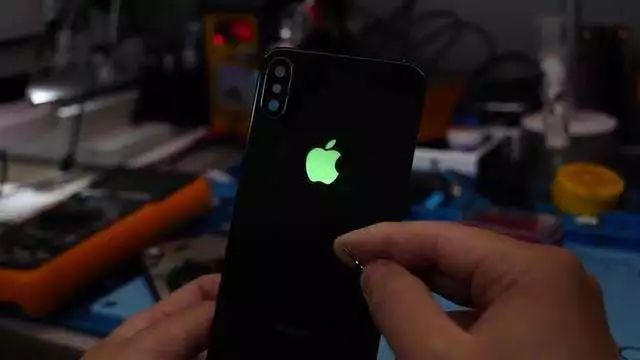 iPhone X遭华强北蹂躏：彩光的苹果Logo惊呆老外！