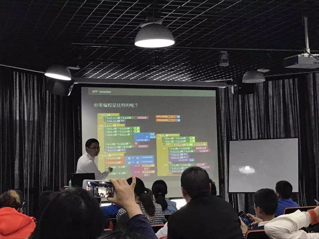 上周末，资深IT专家教孩子用编程开发APP，意犹未尽！