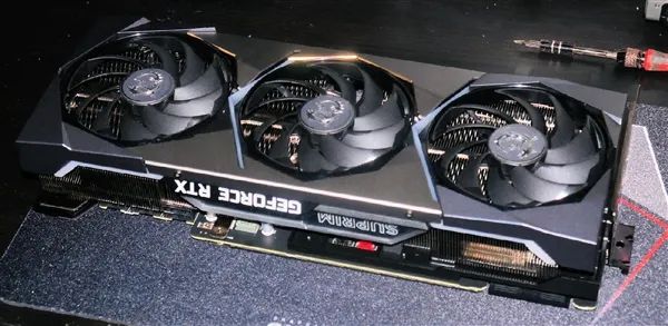 告别熊猫色！RX 6800 XT黑化了