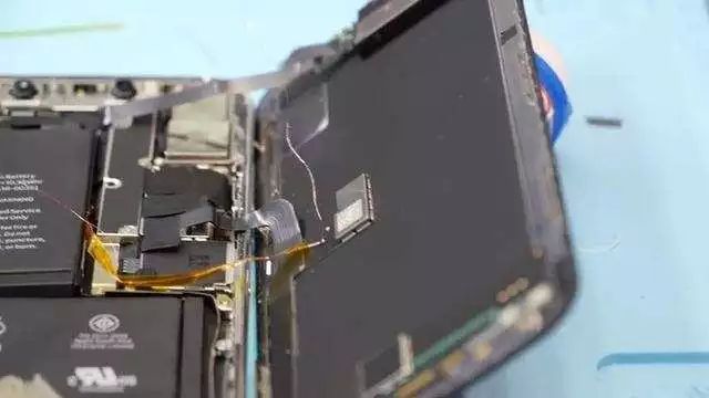 iPhone X遭华强北蹂躏：彩光的苹果Logo惊呆老外！