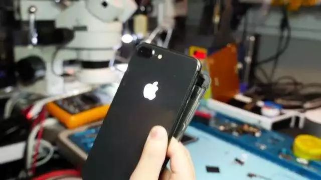 iPhone X遭华强北蹂躏：彩光的苹果Logo惊呆老外！