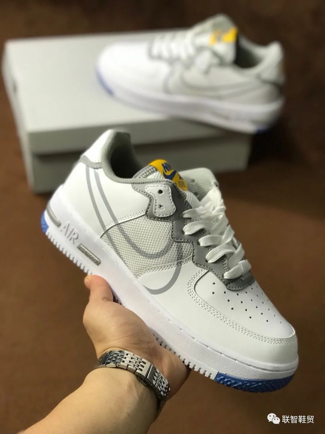 220 AIR FORCE 1 REACT WHITE D/MS/X 中底搭载全长 React 缓震科技 独特的波浪造型