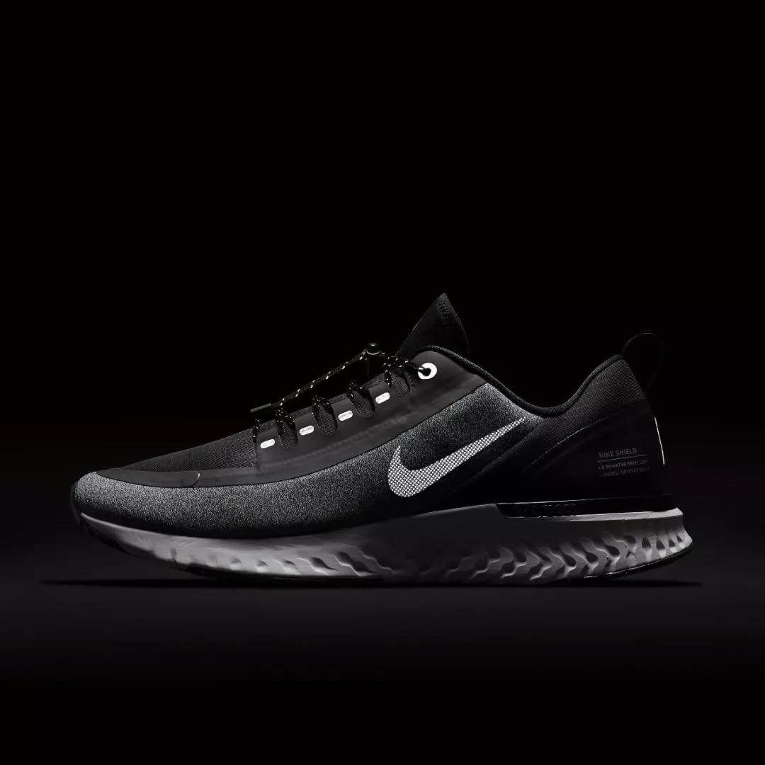 有了Nike Odyssey React Shield下雨也能跑步了！