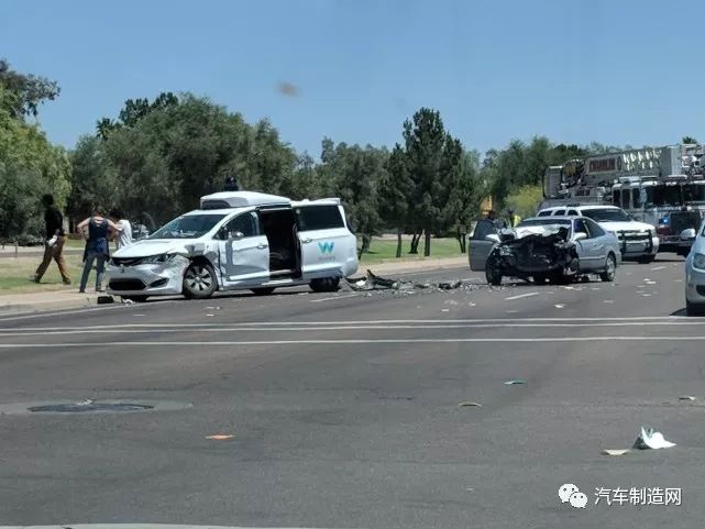 一线 | 谷歌自动驾驶测试车遭遇车祸 车身损毁严重