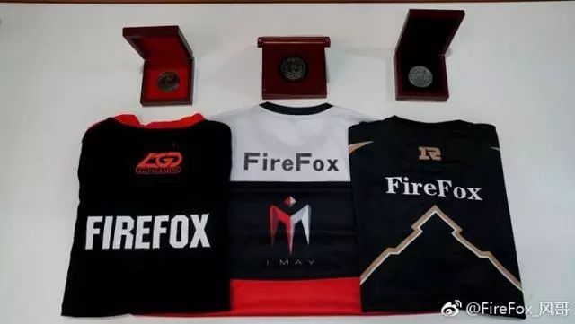 RNG教练FireFox晒出自己曾执教队伍的队服！退隐或成定局？