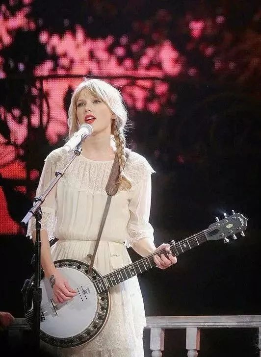 中国版的Taylor Swift？英国媒体的标题为什么会让中国粉丝如此抵触？