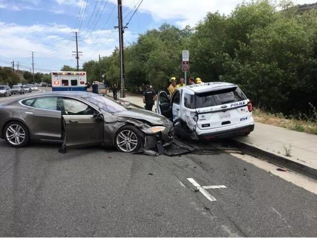 特斯拉自动驾驶又闯祸：撞上路边警车