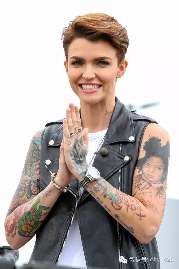 纹身 | 把女的掰弯，把男的掰直！Ruby Rose 靠的还有她身上的纹身