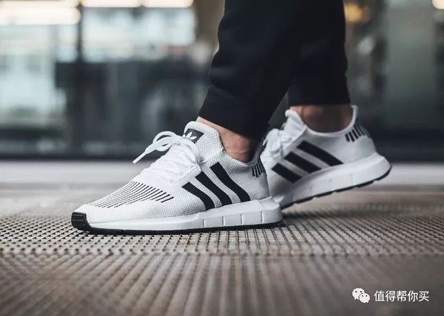 【复古简约】Adidas Swift Run简约舒适透气编织鞋面男士跑鞋