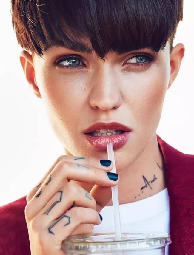 完美诠释中性帅气与性感女人味：Ruby Rose