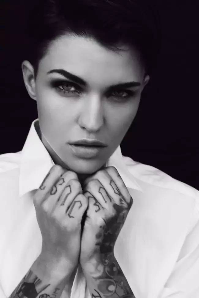 完美诠释中性帅气与性感女人味：Ruby Rose