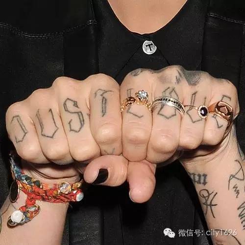 纹身 | 把女的掰弯，把男的掰直！Ruby Rose 靠的还有她身上的纹身