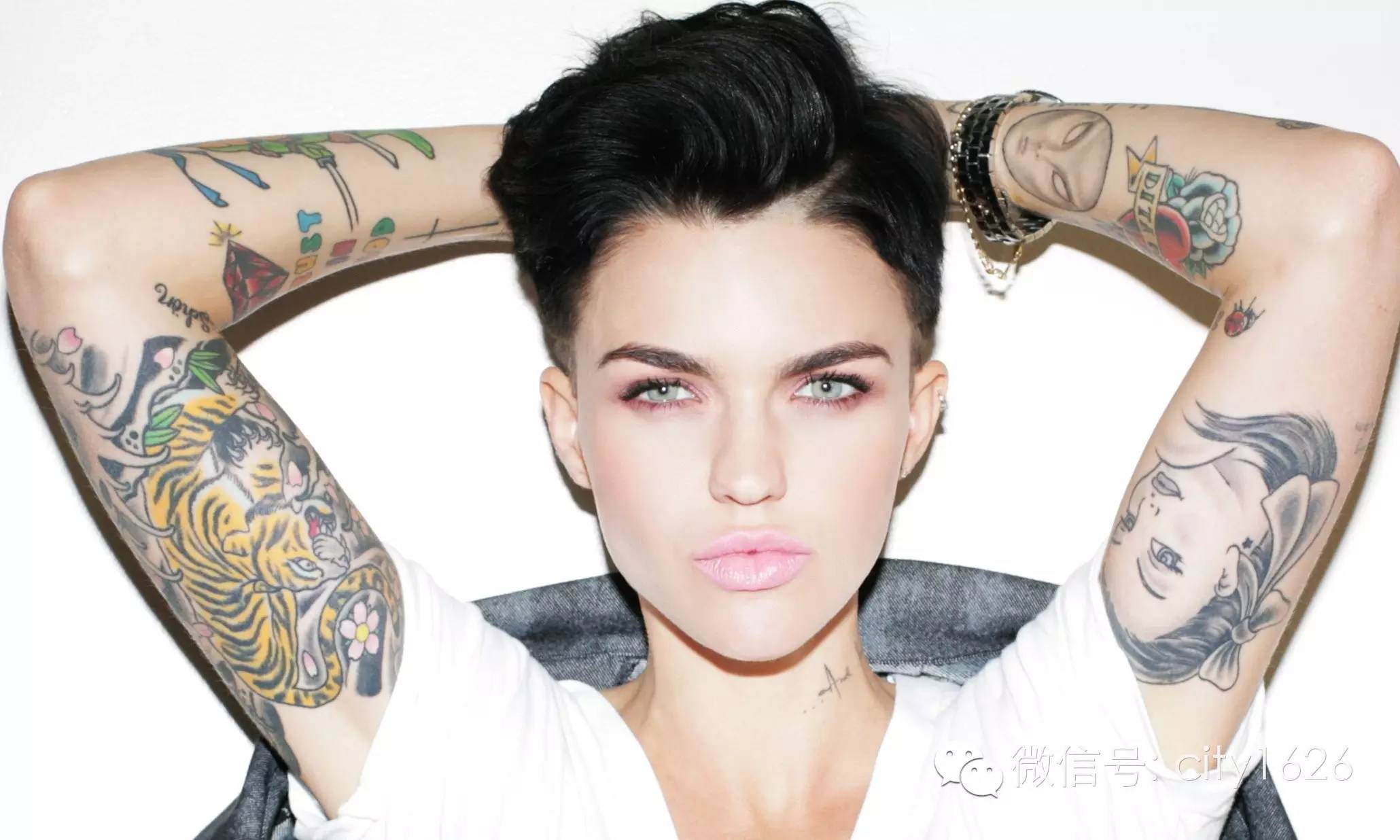 纹身 | 把女的掰弯，把男的掰直！Ruby Rose 靠的还有她身上的纹身