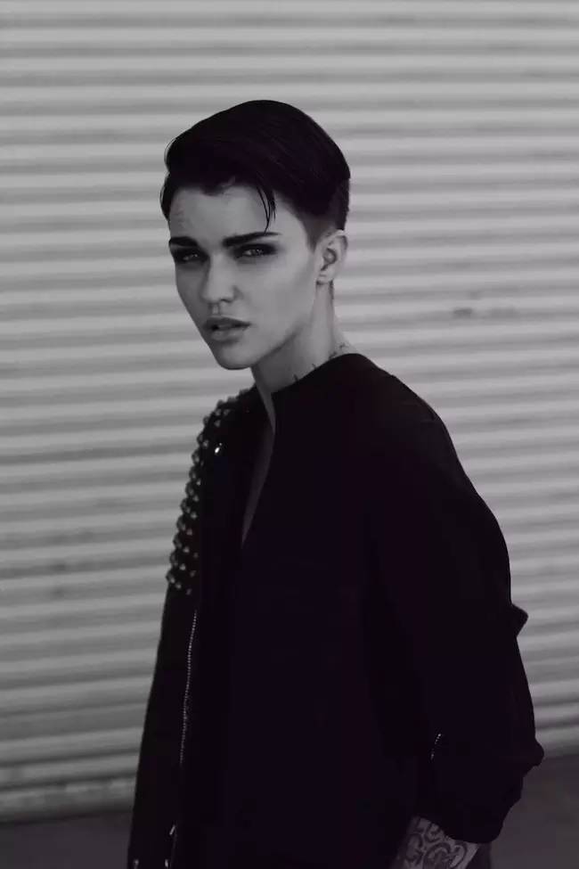 完美诠释中性帅气与性感女人味：Ruby Rose