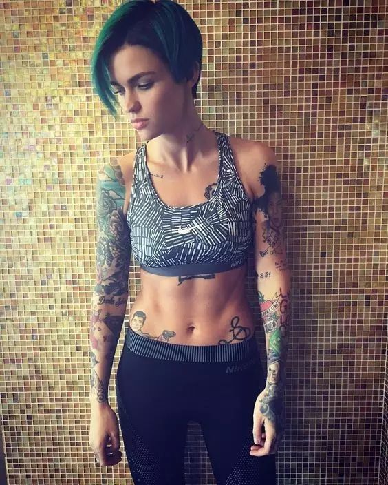 超会撩妹的 Ruby Rose 一个眼神就能被她掰弯