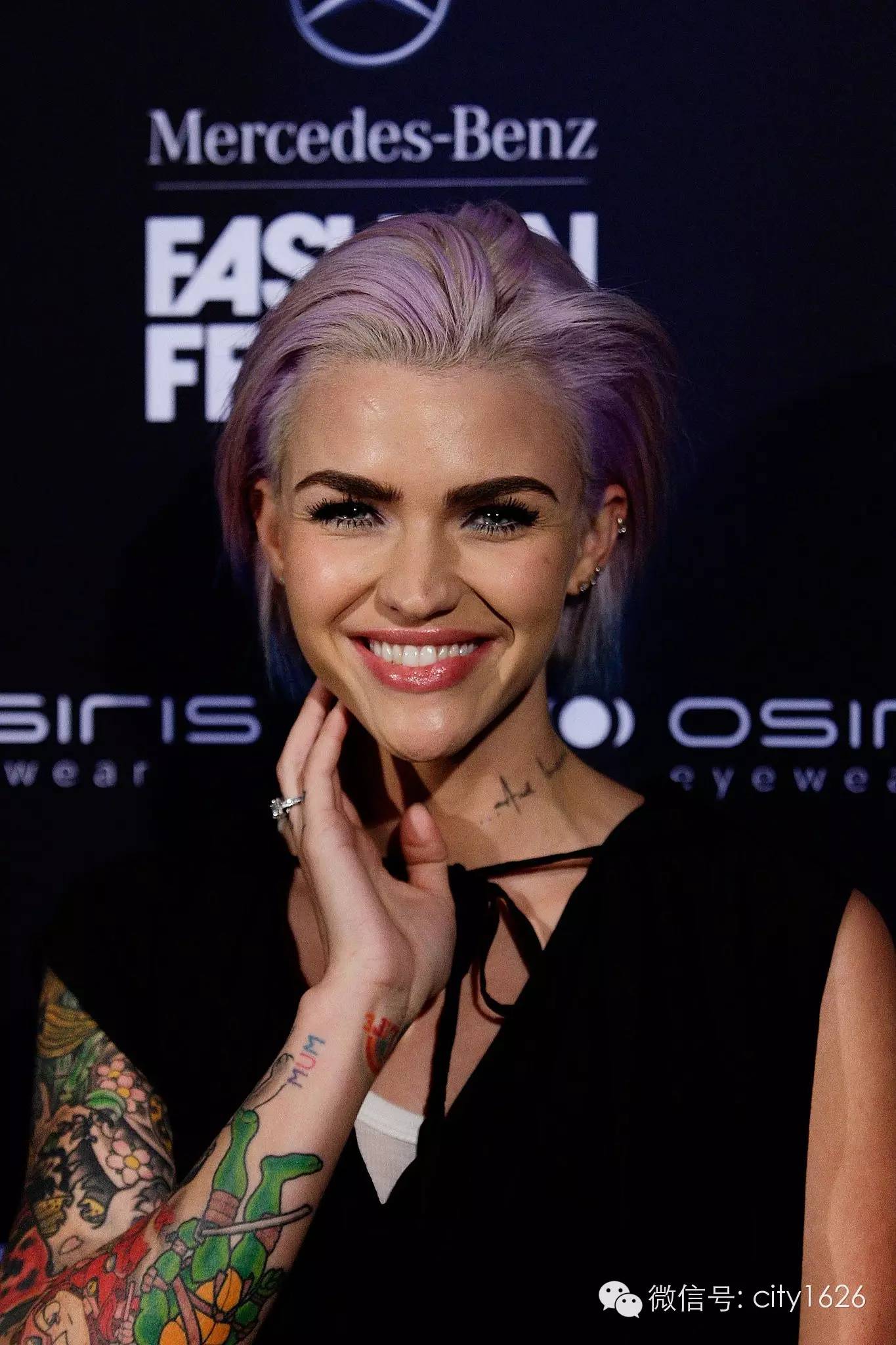 纹身 | 把女的掰弯，把男的掰直！Ruby Rose 靠的还有她身上的纹身